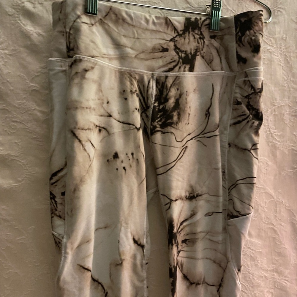 CALIA by Carrie Underwood Abstract Maroon and Cream Yoga pants